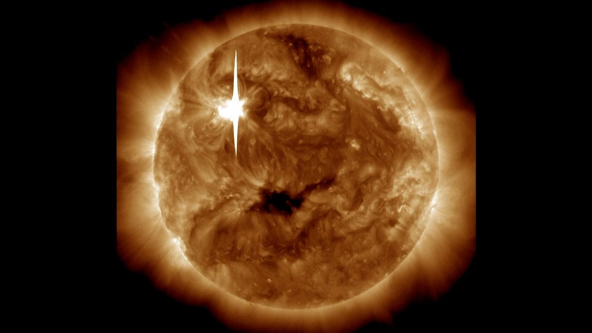 Observatoř NASA zachytila záblesk silné sluneční erupce